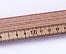 Der Holz-Gliedermaßstab ohne Aufdruck ist ein klappbarer Zollstock aus Holz mit cm- und mm-Einteilung, teils ausgeklappt, ohne Beschriftung. Wertica Shop