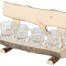 Auf der Schnapsbank aus Naturholz stehen vier kleine Gläser, rustikal und schlicht präsentiert. Wertica Shop