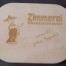 Holzbrett mit Cartoonfigur, Hut und Gravur: "Zimmerei Mustermann wünscht Guten Appetit!" Individuell und originell gestaltet. Wertica Shop
