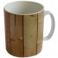 Die Holztasse ist eine weiße Keramiktasse mit Henkel und einem Aufdruck, der wie Holzplanken aussieht. Wertica Shop