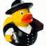 Die Zimmerer-Ente ist eine gelbe Gummiente als Zimmermann mit schwarzem Hut, Weste, weißem Hemd, Hammer und braunem Holz. Wertica Shop