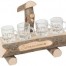Der Schnapsbrunnen bietet vier kleine Schnapsgläser auf rustikalem Asthalter, verziert mit Mini-Axt und "Schnapsideen"-Schild. Wertica Shop