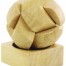 Runde Sache" ist ein 3D-Holzpuzzle aus gebogenen Teilen, die zu einer Kugel zusammengesetzt werden und auf einem quadratischen Sockel stehen. Wertica Shop