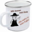 Weiße Emaille-Tasse mit Cartoon-Handwerker und Spruch: "Wir bauen mit Holz. Alles andere ist kalter Kaffee!. Wertica Shop