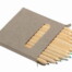 Bunte Holzstifte in schlichter Kartonbox mit Sichtfenster; die geöffneten Stifte zeigen ihre farbigen Spitzen im Inneren der Verpackung. Wertica Shop