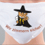 Eine Person hält die Fahne "Timmy farbig" mit Cartoon in traditioneller Zimmererkleidung und dem Spruch "Wir zimmern sicher!" in Rot. Wertica Shop