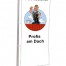 Die Fahne zeigt einen lächelnden Cartoon-Dachdecker auf rotem Dach, Daumen hoch. Slogan: "Dachdecker - Profis am Dach". Befestigt an silberner Stange. Wertica Shop