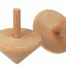 Zwei Holzkreisel "Alpha": einer steht aufrecht, der andere liegt auf der Seite. Beide haben eine einfache, glatte Oberfläche und ein minimalistisches Design. Wertica Shop