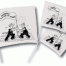 Zwei Männer auf einem Dach hissen eine "Papierfähnchen Dachdecker - Wo wir sind ist oben"-Flagge, daneben zwei kleine Versionen des Cartoons. Wertica Shop