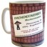Weiße Tasse mit Dachziegelmuster, Cartoon-Dachdecker, Aufdruck "Dachdeckerei Mustermann" und Kontaktdaten als Firmenwerbung. Wertica Shop