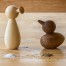 Die Salz- & Pfefferstreuer "Bird & Trumpet" sind zwei abstrakte Holzvögel, mit Salz vor dem hellen und Pfeffer vor dem dunklen Shaker. Wertica Shop