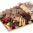 Die Spielesammlung "Fun" enthält Dominosteine, Karten, Mikado, Schachfiguren, bunte Stifte, Dame-Steine und Würfel auf einem Holzbrett. Wertica Shop