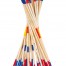 Das Riesen-Mikado ist ein hohes Bündel von Holzstäben mit roten, blauen und gelben Bändern, die in einer gedrehten, sanduhrartigen Form aufrecht stehen. Wertica Shop