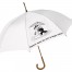 Der Regenschirm ist weiß, hat einen Holzgriff und zeigt einen Zimmerer, der jemanden vor Regen schützt mit dem Spruch: Zimmerer lassen Sie nicht im Regen stehen!. Wertica Shop