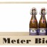 Drei große Bierflaschen im offenen Holzträger "1/2 Meter Bier", Flaschenhälse sauber aufgereiht, Schriftzug seitlich in fettem Schwarz. Wertica Shop