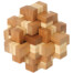 Interlocking Holzpuzzle aus hellen und dunklen Bausteinen, die eine komplexe, geometrische 3D-Form bilden. Wertica Shop