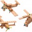 Der Holzbaukasten "Flugzeuge" enthält drei bunte Holzflugzeuge mit Doppeltragflächen, sichtbaren Propellern und verbindenden Schrauben. Wertica Shop
