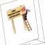 Ein Mann auf Leiter hängt ein "Achtung, wichtig!"-Schild an großes Holzschild "IHRE PERSÖNLICHEN UNTERLAGEN" auf Angebotsmappe "Holz". Wertica Shop