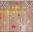 Holz-Hintergrund mit ausgestanzten Schneeflocken, Sternen, Hirschkopf, roten Sternen und "Frohe Weihnachten" in Gelb zentral platziert. Wertica Shop
