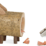 Der Spitzer "Schwein" ist ein hölzerner Anspitzer in Schweinform mit Rindenkörper, Ästen als Beine sowie Ohren, Schwanz und Bleistiftspänen daneben. Wertica Shop