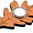 Der Teelichthalter "Ahornblatt" ist aus Holz, blattförmig mit Gravur, und enthält einen runden Glaseinsatz samt weißem Teelicht in der Mitte. Wertica Shop