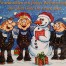 Fünf fröhliche Dachdecker mit roten Mützen und Geschenken, ein Schneemann - winterlicher Gruß und Weihnachtswünsche auf Deutsch darüber. Wertica Shop