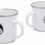 Zwei Zunftblock "Dachdecker" DIN A4 weiß emaillierte Becher mit silbernen Rändern, schwarzen geometrischen Logos, nebeneinander auf weißem Hintergrund. Wertica Shop