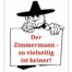 Ein Cartoon-Zimmermann mit einem breitkrempigen Hut hält ein Schild: "Der Zimmermann - so vielseitig ist keiner!" auf Geschenkpapier mit Holzmotiven. Wertica Shop