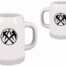 Zwei weiße Zunft-Bierkrüge "Dachdecker" mit schwarzem, geometrischem Emblem vorne, vor weißem Hintergrund. Wertica Shop