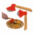 Eine Hand schneidet Pizza mit Gemüsebelag mit einem roten Pizza-Beil. Ein zweiter identischer Pizza-Beil ist oberhalb zu sehen. Wertica Shop