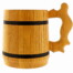 Der Eiche-Bierkrug "Odin" ist ein hölzerner Krug mit zwei schwarzen Bändern und großem Henkel in Fassoptik, aufgenommen vor weißem Hintergrund. Wertica Shop