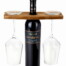 Eine Flasche Trerè Nero d'Avola im Weinglashalter "Akazie" mit zwei linken und rechten hängenden, umgedrehten Weingläsern. Wertica Shop