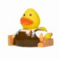 Die Knautschfigur "Tischler-Bert" ist eine gelbe Badeente als Schreiner mit Schürze, Hobel und Werkzeugkasten auf weißem Hintergrund. Wertica Shop