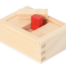 Packpuzzle ist eine Holzpuzzlebox mit ineinandergreifenden hellen Teilen und einem einzelnen roten rechteckigen Block darin. Wertica Shop
