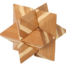 Das Holzpuzzle "Stern" ist ein 3D-Puzzle aus ineinandergreifenden, braunen Holzteilen und ergibt eine sternförmige Figur. Wertica Shop