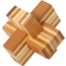 Der Teufelsknoten Bambus ist ein verschachteltes Holzpuzzle aus hellen und dunklen Bambusteilen in komplexer, symmetrischer Form auf weißem Grund. Wertica Shop