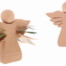 Das Geldengel-Set: Zwei schlichte Holzengel, einer hält Euro-Geldscheine zwischen den Flügeln, der andere hat leere Flügel - beide mit runden Köpfen. Wertica Shop