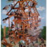 Cartoon-Stil: Viele Zimmerer bauen amüsant ein Holzhaus, unten blauer "Zimmerei Scherz & Söhne"-Laster. Oben links roter Kreis: "500 Teile". Wertica Shop