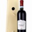 A Montepulciano d'Abruzzo steht vor einem hellen Vogelhaus mit schrägem Dach, runder Öffnung, weißem Hintergrund. Wertica Shop, Niefern-Öschelbronn.
